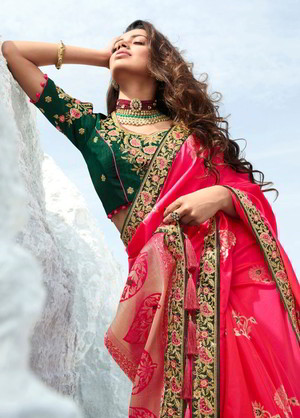 Зелёное и розовое жаккардовое и шёлковое индийское сари, украшенное вышивкой