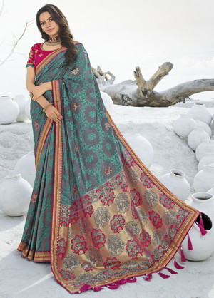 Серое и цвета фуксии жаккардовое и шёлковое индийское сари, украшенное вышивкой