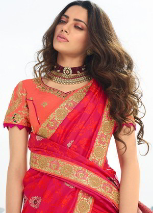 Персиковое и цвета фуксии индийское сари из жаккардовой ткани и шёлка, украшенное вышивкой