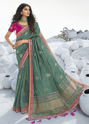 Зелёное и цвета фуксии жаккардовое и шёлковое индийское сари, украшенное вышивкой
