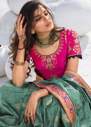 Зелёное и цвета фуксии жаккардовое и шёлковое индийское сари, украшенное вышивкой