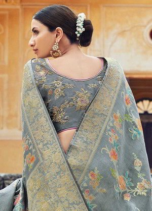 Светло-серое шёлковое индийское сари, украшенное вышивкой