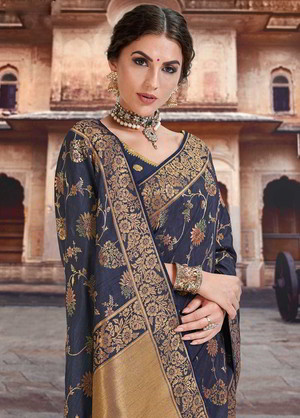 Тёмно-синее шёлковое индийское сари, украшенное вышивкой