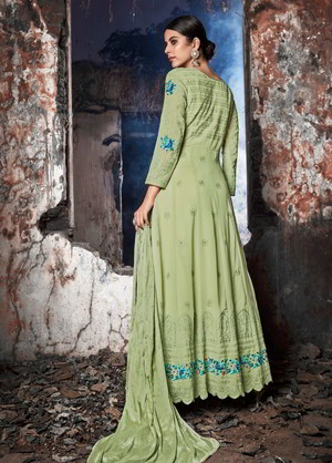 Фисташковое длинное платье / анаркали / костюм из креп-жоржета, украшенное вышивкой