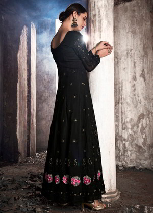 Чёрное длинное платье / анаркали / костюм из креп-жоржета, украшенное вышивкой