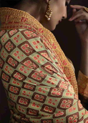 Коричневое длинное платье / анаркали / костюм из атласа, украшенное печатным рисунком