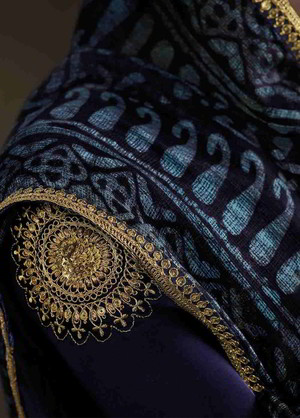Синее атласное длинное платье / анаркали / костюм, украшенное печатным рисунком