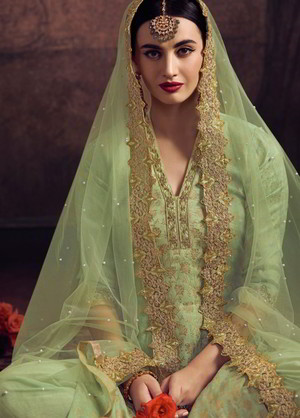 Зелёное жаккардовое платье / костюм, украшенное вышивкой