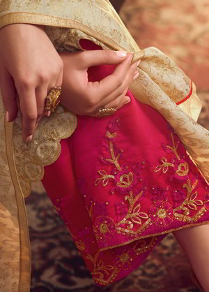 Молочное и цвета фуксии жаккардовое платье / костюм, украшенное вышивкой