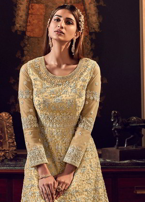 Золотистое длинное платье в пол, с длинными рукавами, украшенное вышивкой