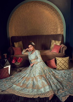 Голубое длинное платье в пол, с длинными рукавами, украшенное вышивкой