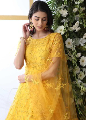 Жёлтое длинное платье / анаркали / костюм из фатина, украшенное вышивкой с кружевами