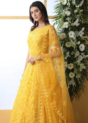 Жёлтое длинное платье / анаркали / костюм из фатина, украшенное вышивкой с кружевами