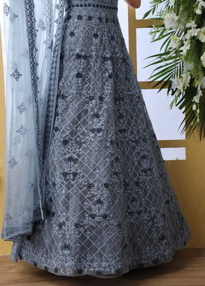 Серое длинное платье / анаркали / костюм из фатина, украшенное вышивкой с кружевами