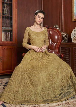 Жёлтое длинное платье / анаркали / костюм из атласа и фатина, украшенное вышивкой с кружевами