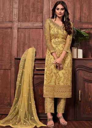Жёлтое индийское платье / костюм, с рукавами три четверти, украшенное вышивкой