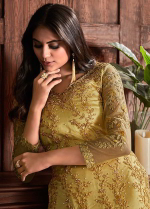 Жёлтое индийское платье / костюм, с рукавами три четверти, украшенное вышивкой