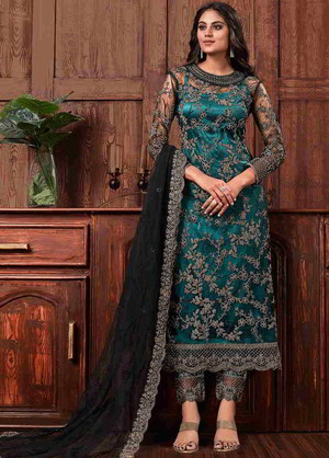 Индийское платье / костюм, с длинными рукавами, украшенное вышивкой