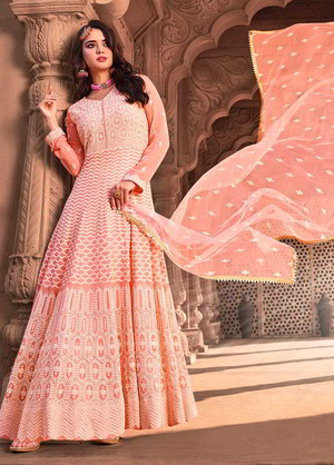 Светло-розовое длинное платье / анаркали / костюм из креп-жоржета, вискозы, хлопка и крепа, украшенное вышивкой