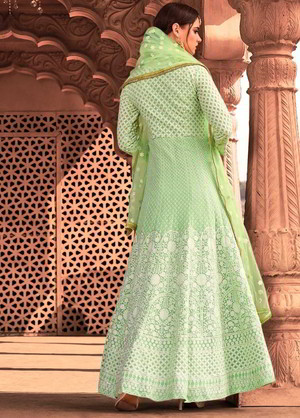 Светло-зелёное длинное платье / анаркали / костюм из креп-жоржета, вискозы, хлопка и крепа, украшенное вышивкой