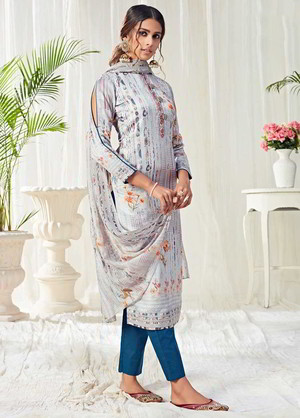 Серое индийское платье / костюм, с рукавами три четверти, украшенное вышивкой