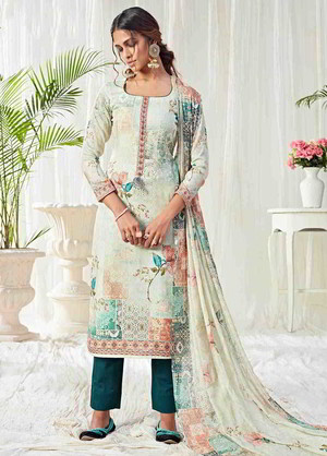 Светлое индийское платье / костюм, с рукавами три четверти, украшенное вышивкой
