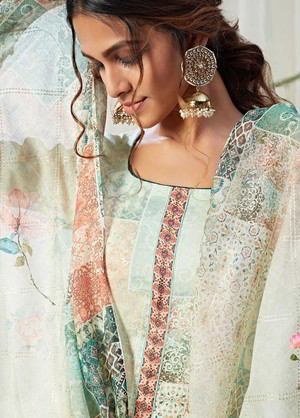Светлое индийское платье / костюм, с рукавами три четверти, украшенное вышивкой