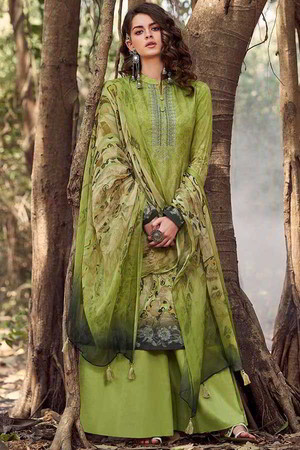 Зелёное сатиновое платье / костюм, украшенное печатным рисунком