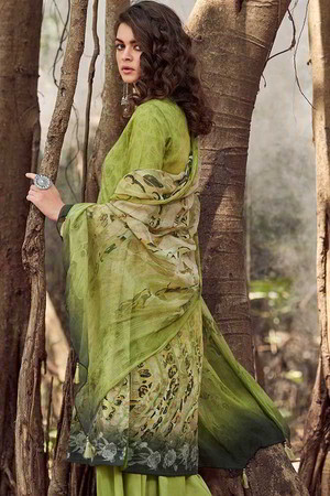 Зелёное сатиновое платье / костюм, украшенное печатным рисунком
