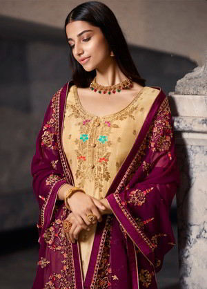 Пурпурное и бежевое шёлковое платье / костюм, украшенное вышивкой шёлковыми нитями