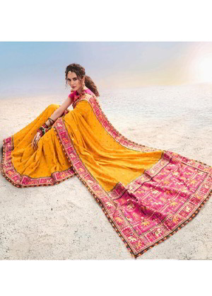 Жёлтое с розовым красивое индийское сари, украшенное вышивкой