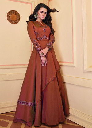 Рыжее длинное платье в пол, с длинными рукавами, украшенное вышивкой