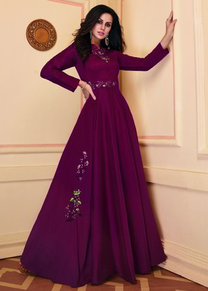 Фиолетовое длинное платье в пол, с длинными рукавами, украшенное вышивкой