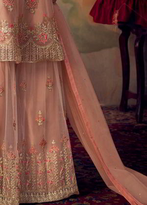 Персиковое платье / костюм из фатина, украшенное вышивкой
