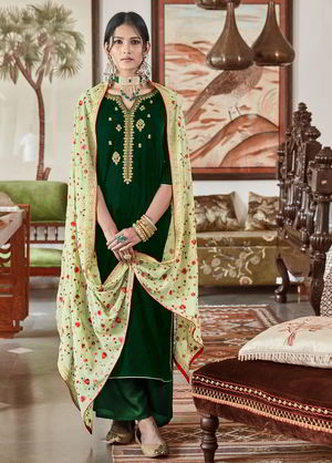 Зелёное бархатное платье / костюм, украшенное вышивкой