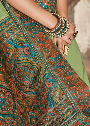 Фисташковое парчёвое и шёлковое индийское сари, украшенное вышивкой люрексом