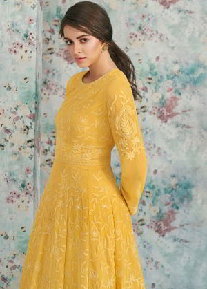 Жёлтое длинное платье / анаркали / костюм из креп-жоржета, украшенное вышивкой