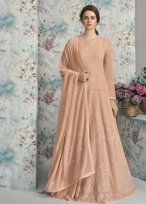 Персиковое длинное платье / анаркали / костюм из креп-жоржета, украшенное вышивкой