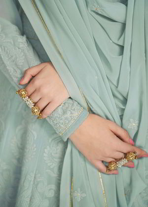 Светло-голубое длинное платье / анаркали / костюм из креп-жоржета, украшенное вышивкой