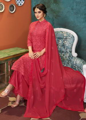 Красное платье / костюм из креп-жоржета, украшенное вышивкой