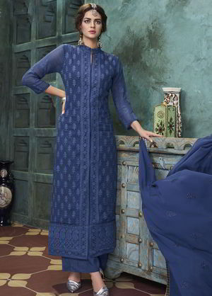 Синее платье / костюм из креп-жоржета, украшенное вышивкой