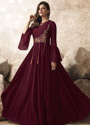 Бордовое длинное платье в пол, с длинными рукавами, украшенное вышивкой и стразами