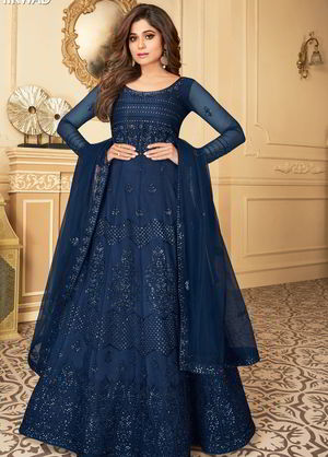 Тёмно-синее длинное платье в пол, с длинными рукавами, украшенное вышивкой