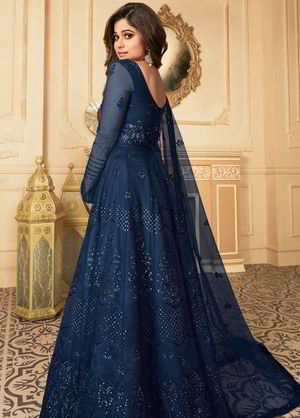 Тёмно-синее длинное платье в пол, с длинными рукавами, украшенное вышивкой