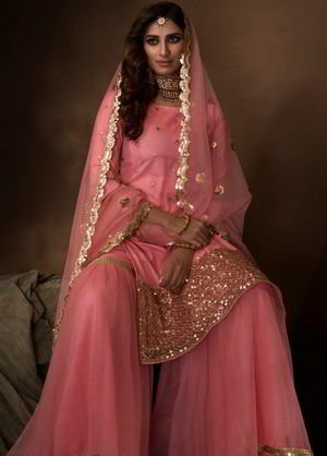 Розовое платье / костюм из фатина, украшенное вышивкой