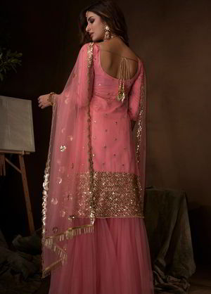 Розовое платье / костюм из фатина, украшенное вышивкой