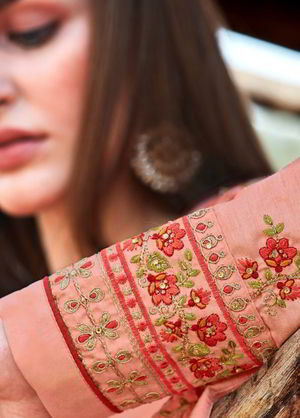 Персиковое шёлковое длинное платье / анаркали / костюм, украшенное вышивкой