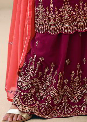 Пурпурное платье / костюм, украшенное вышивкой