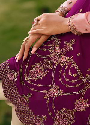 Пурпурное и персиковое платье / костюм, украшенное вышивкой