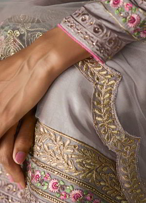 Лавандовое платье / костюм из шёлка, украшенное вышивкой люрексом со стразами, кусочками зеркалец